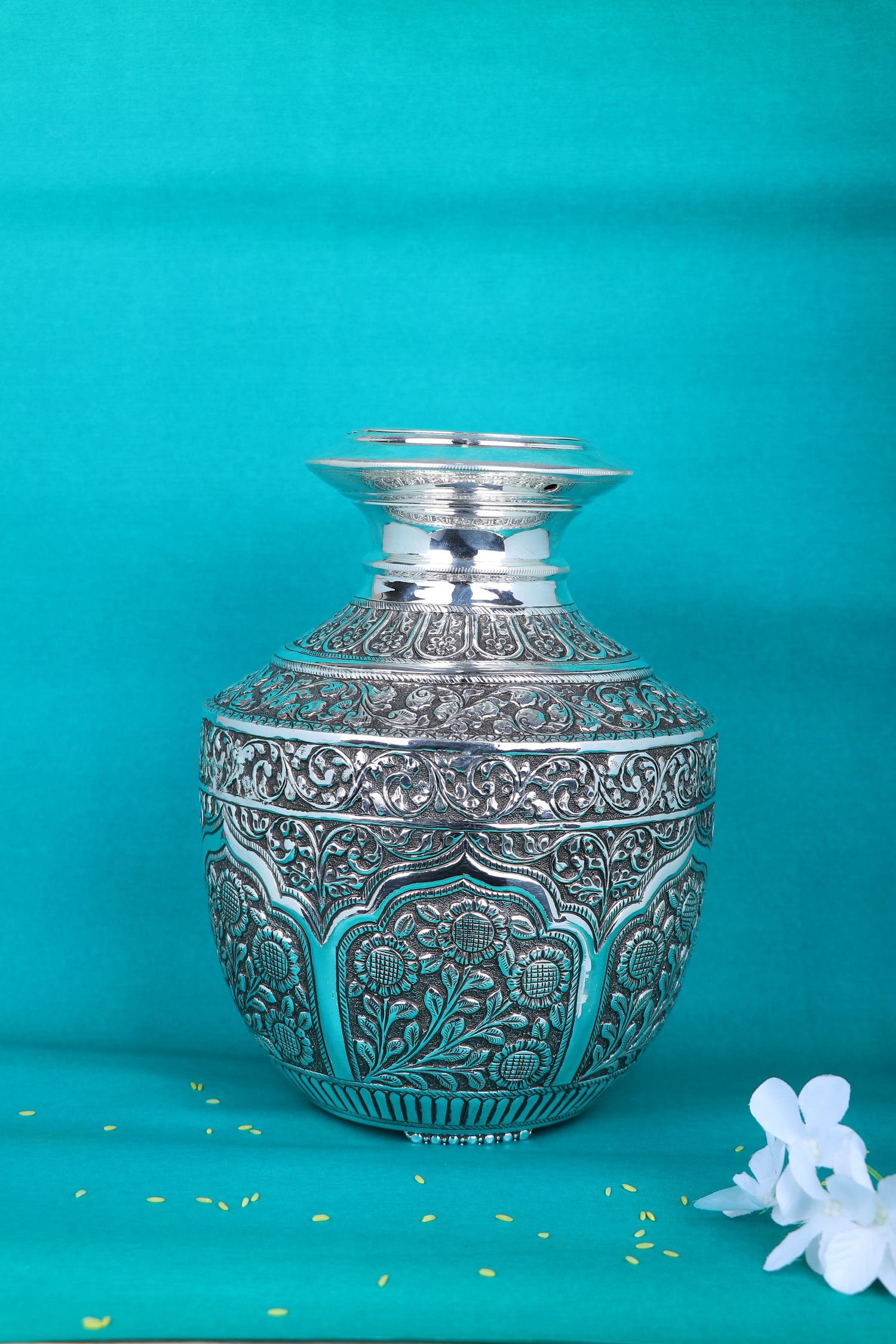 Majestic Extra-Large Antique Silver Floral Kalash – Museum-Grade Collector’s Pooja Vessel (1408g)