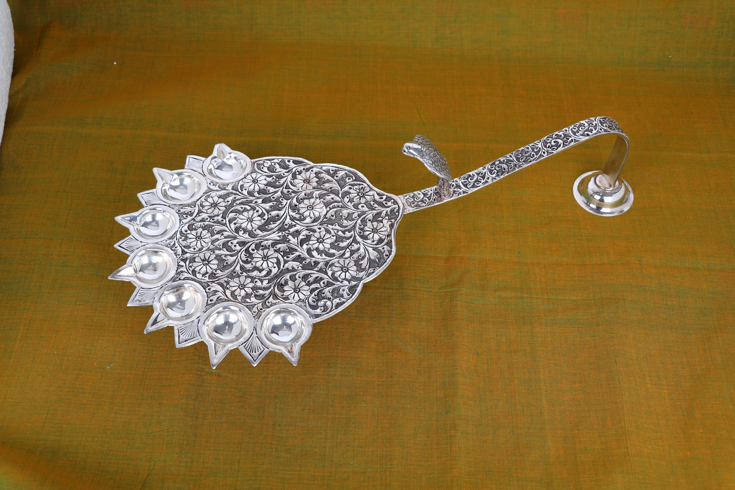 Opulent Silver Lotus Leaf Multi-Wick Aarti Lamp – Master-Crafted Ceremonial Deepak