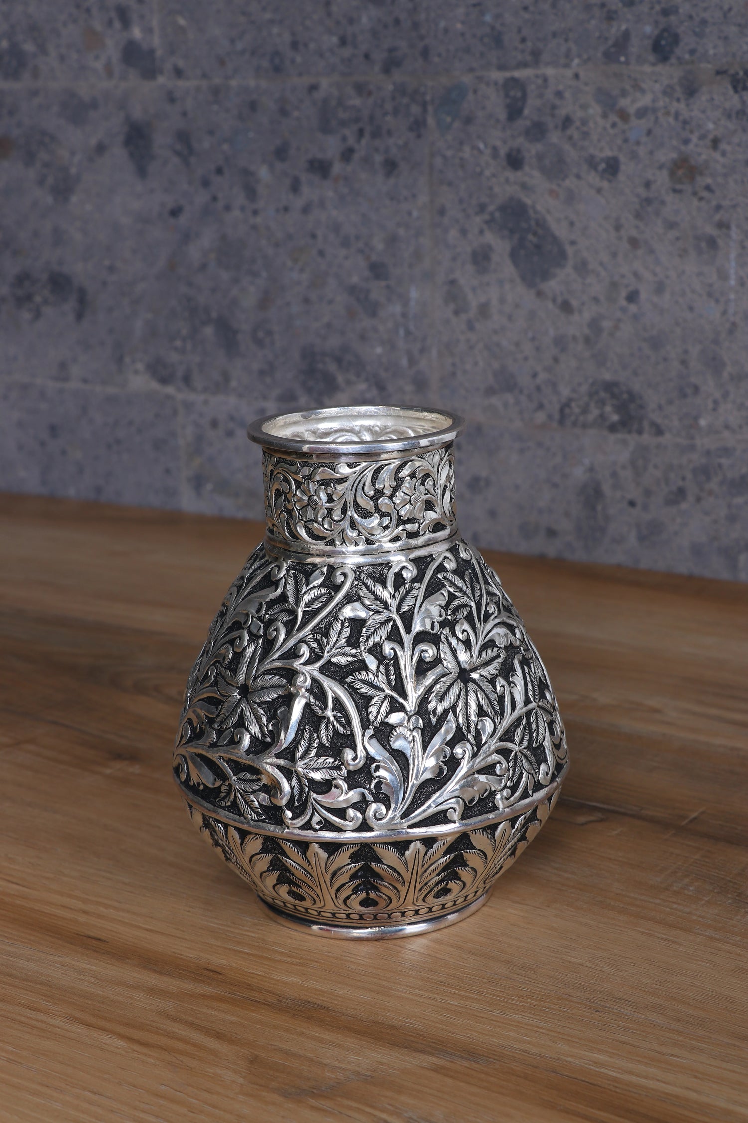 925 Sterling Silver Embossed Urn (606g) for Luxury Home Decor