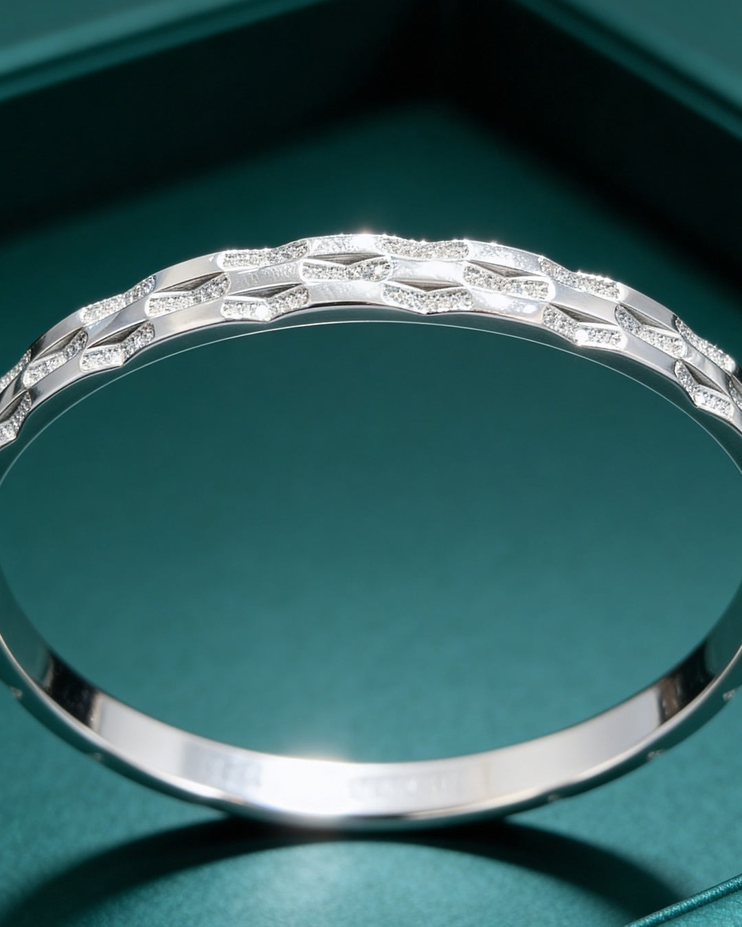 925 Silver Textured Diamond-Cut Bracelet – Luxe Design - SJBS-320377